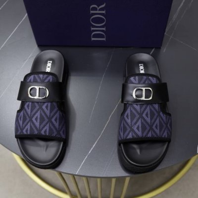 出厂价pp： 品牌：迪奥Dior 标准码：38-44 45订做 等级：官网同款 材料：原版皮料设计 原版轻便耐磨成型大底 款式类别：男士时尚凉拖鞋 尊贵奢侈品大