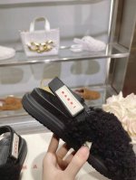 Marni玛尼2024早秋款羊羔毛凉鞋，延续了玛尼的经典风格，原版1:1开发，面料采用进口澳洲小羊羔毛皮，质地柔软，里皮进口绵羊皮，TPU大底纳米PU水台，轻便