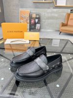 L 顶级代购 路 炸街男神增高套脚皮鞋新品来袭专柜同步发售原厂配置，意大利进口开边珠牛皮面料，高端大气超达人必备，全进口水染牛皮里垫，鞋底：宏原厂特供原版底超级