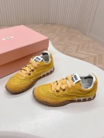 缪缪春夏新款 饼干鞋 阿甘鞋休闲运动鞋miumiu最新爆款 前卫大胆的设计，Miu Miu风格融于此款厚底帆布运动鞋的简约线条，别致徽标饰于鞋舌与背面，点缀复古