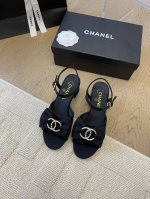 Chanel 小香新品走秀款凉鞋 简约又不失甜美俏皮！ 鞋头经典拼色简约易搭，搭配一字带更加跟脚。 内里羊皮 真皮大底 Size:35-39 其他码数定做