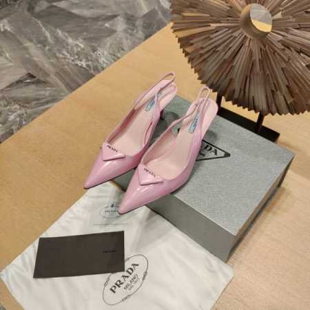 顶级包装配套最高版本 PRADA 普拉达新品， 顶级版本 实力来袭！ 原版鞋头扁尖形状楦条+加长金属三角铁头+二代小形皮包扣 是不是高端货对比细节便知分晓。 凉 - 点击图像关闭