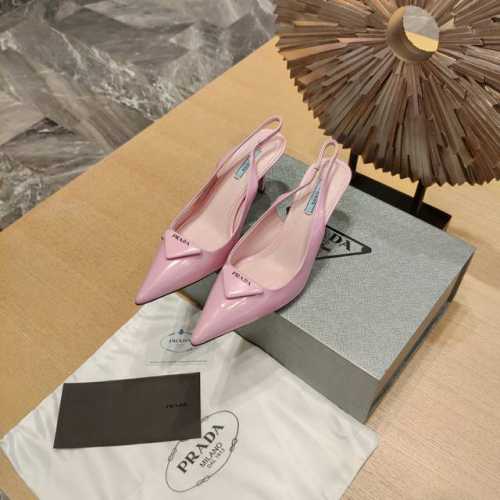 顶级包装配套最高版本 PRADA 普拉达新品， 顶级版本 实力来袭！ 原版鞋头扁尖形状楦条+加长金属三角铁头+二代小形皮包扣 是不是高端货对比细节便知分晓。 凉
