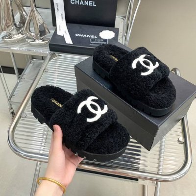 出厂价 CHANE*小香 24 新款毛毛拖鞋真的太可爱啦 柔软蓬松的毛毛 舒服暖脚！ 秋冬搭配子休闲又慵懒 上脚真的好看又时髦！美腻美爆了！ 进口羊毛 手感细腻