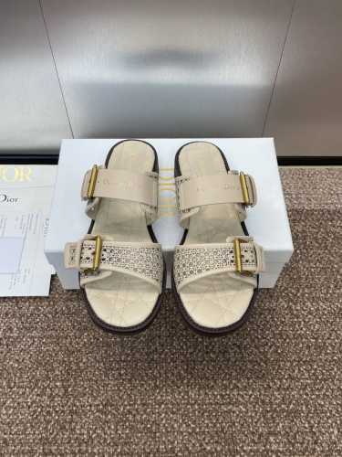 工厂p价p 迪奥 Dior 2025 春夏新款 D-Avenue果冻色女鞋 Cd字母Logo五金皮带扣镂空藤格纹平底圆头露趾凉拖鞋 市面顶级版本 材质:鞋面进口