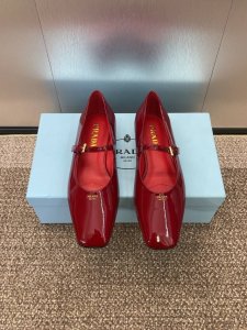 工厂价 PRADA 2025春夏新款方头低跟女鞋 普拉达粗跟果冻色时尚百搭单鞋材质:鞋面进口牛漆皮+水染羊皮内里+意大利注塑真皮大底跟高：2.5CMSize：3
