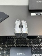 chane+L 经典Slingback 小香后空凉鞋 就像Coco香奈儿女士说的：流行稍纵即逝，但风格永存！这双后空鞋就是香家经典中的经典！双色搭配，简约精致，