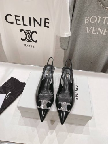 高版本出厂 Celine 赛琳25Ss 早春最美黑银尖头小猫跟高跟鞋～ 思琳标志性的五金扣高级优雅 上脚显瘦得来超有气质～百搭日常着用都是一绝的单品！5Cm的小