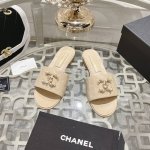 Chane*｜小香24C新品 菱格双c链条扣拖鞋 拖鞋的狂热爱好者又来了 承包你一整个夏天的时髦 经典菱格链条元素设计 浓浓的中古典雅气息 搭配任何风格都很赞