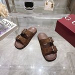 8838-5 咖 35-42 这款个性十足的鞋履以优质Gg羊皮革匠心打造，集品牌典藏设计与现代优雅格调于一体。这款凉鞋缀饰标志性双G配件，尽显经典魅力与品牌格调
