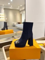 2044 秋冬 最新 L 家专柜走秀款短靴、官网系列同步更新、完美楦型+防水台设计、高贵气质、走路不累脚、原版倒模楦型，极致1:1形体，高端品质、进口高端面料呈