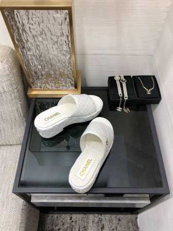 出厂价 顶级 品质 2024坡跟拖鞋 羊皮电绣鞋面 羊皮内里 垫脚 耐磨橡胶大底 Size:35-41 40 41定做不退换 原版包装配套 - 点击图像关闭