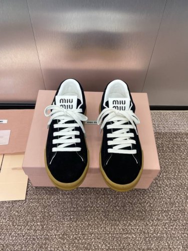 工厂价 Miumiu 2025春夏高定系列走秀新款系带休闲运动小白鞋 缪缪明星同款字母Logo厚底圆头拼色滑板女鞋 材质 鞋面进口小牛皮 进口羊猄皮+水染羊皮内