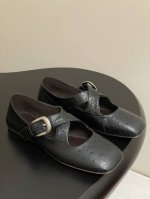 the Row 25S春夏新款 Tr极简鸵鸟纹小方头玛丽珍平底鞋交叉带单鞋 方头设计 那真的是让人无法抗拒 它干净利落 气场全开 不仅能完美修饰脚型 还自带一种
