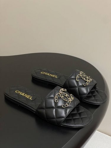 chanel 小香经典款一字拖鞋菱格链条双C扣平底凉拖鞋 穿不腻的百搭凉拖 超经典的一款 休闲中带着精致 气质拿捏稳妥 今年春夏绝美加分宝藏 鞋面 小羊皮 毛呢