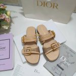出厂价皮底 ，橡胶 Sun 凉鞋春季季成衣系列的新款单品，来自 Dioriviera 限定系列，兼具高订风格和休闲气质。不对称白色牛皮革鞋面搭配可调节的扣带，突