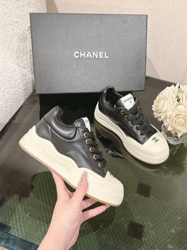 chanel 25C 春夏专柜新款休闲运动鞋 天花板顶级品质 这款靴子真的是小个子福星，厚底5Cma 更精致一点 ，显腿瘦，关键是上脚很舒服 鞋面：进口牛皮 内