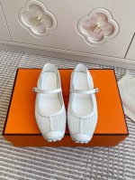 Hermes爱马仕Kichu系列玛丽珍芭蕾舞鞋 顶级品质 钩针编织和小牛皮芭蕾舞鞋，鞋底饰有经典Medor铆钉。 时尚而复古的几何图形设计，打造舒适前卫风格。