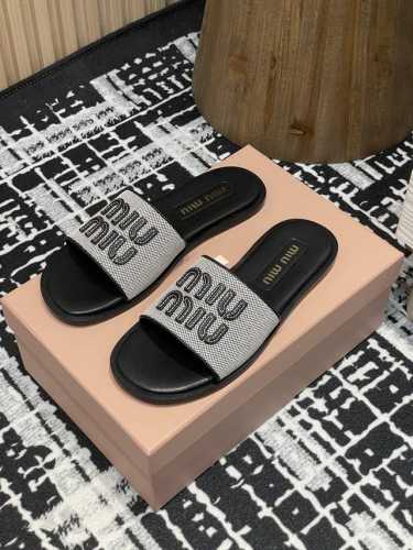25Ss早春新款Miumiu麻布字母logo平底一字拖鞋妥妥的度假风来袭 Zp开发 原版拆卸 对版缪缪字母 Miu真的太少女啦！夏天怎么能少得了一双百搭又舒适的