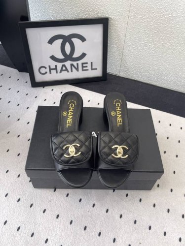 Chanel新款早春拖鞋 高版本出货 各大社交平台热门晒图 质感上脚是非常柔软舒服的 原版进口羊皮鞋面 混种羊皮垫脚 意大利真皮大底 Size：35-39 40