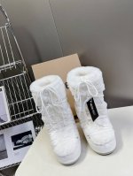 低 高 Moon Boot 秋冬最新款雪地靴系列 丑萌雪地靴 那现在有一款更另类的雪地靴又杀回来了 内增高4 cm那就是Moon Boot月亮靴 在千禧年就已经