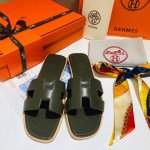 顶级品质 上新hermes 2019爱马仕 光面皮 鞋面进口小牛皮，内里水染山羊皮。 超级有档次的一款贵妇h拖鞋，绝对人手一对。 100%购入正品1：1定制，楦