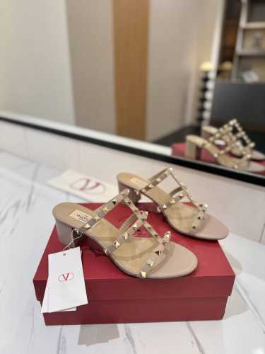 出厂价： Valentino 华伦天奴铆钉 VT经典6.0cm 粗跟凉拖鞋，顶级复刻！侧身弧线完美，原版开模定制不生锈铆钉 特别有质感的五金衬托出满满的高级感，