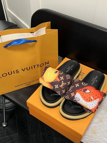 橙子出厂价p louis Vuitton 路易威登 Lv新款个性印花魔术贴拖鞋 平底凉拖 情侣款 码数 35-45