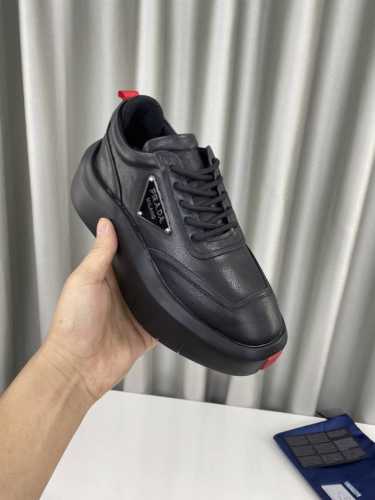 冲量价: 男+10 PRADA 普拉达最新款时尚 休闲 户外 运动厚底鞋 P家此款 鞋底鞋身参考跑车设计 整体造型充满科技感 这不紧是一双休闲鞋 更是文化与艺术