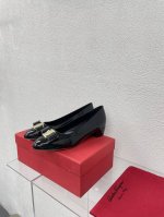 漆皮 舒适 平底蝴蝶结 经典五金扣件 鎏金工艺 Ferragamo 黑紫24 菲拉格慕 平底鞋拖鞋 今期高频曝光 人对Fam刮目相看加上各路明星 更加适合日常着