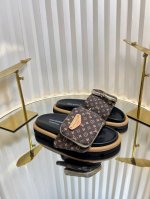 LV 2025爆款 浮雕logo 压花 凉拖鞋 Pool Pillow Comfort 平底凉拖取材科技织物 以高频压印技术重绎 Monogram 图案 柔软加