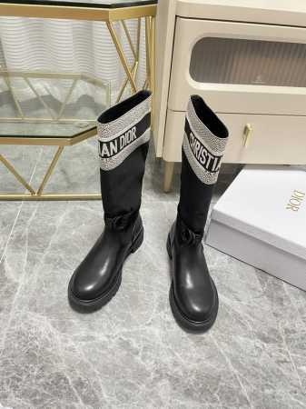 顶级代购级 出 长款 Dior-Major刺绣骑士靴 帅气靴子采用别具一格的设计元素打造醒目的外观 采用黑色科技面料和牛皮革打造，可轻松穿脱。从 Dior Bo - 点击图像关闭