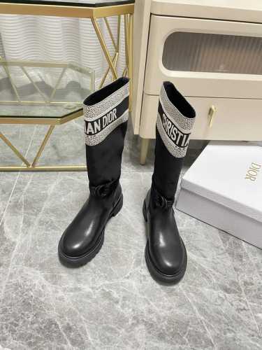 顶级代购级 出 长款 Dior-Major刺绣骑士靴 帅气靴子采用别具一格的设计元素打造醒目的外观 采用黑色科技面料和牛皮革打造，可轻松穿脱。从 Dior Bo
