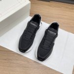 情侣款ALEXANDER MCQUEEN 亚历山大.麦昆情侣款，2024新款Sprint运动跑步老爹鞋 采用了白色进口环保皮革拼接和印花凹凸字体工艺的鞋面与轮廓