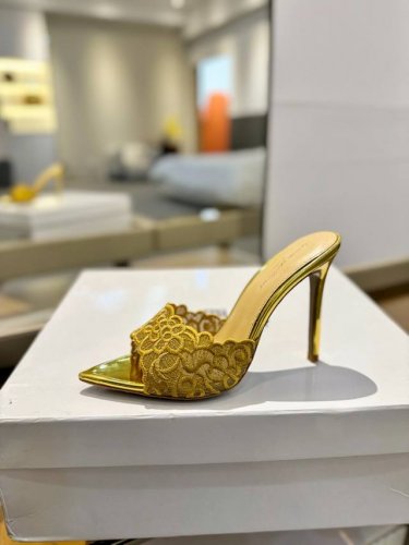 Gianvito rossi 2024 经典款尖头电绣高跟鞋，它的出现就像夜空中最璀璨的星辰。经典的款式，永恒的魅力，电绣的图案更是为其增添了梦幻的色彩。每一步