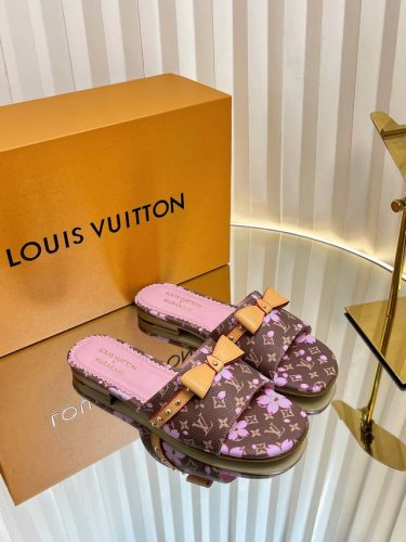 顶级版本Lv 驴家 25Ss 彩色老花皮太好看了-最新单品 lv家的彩色单品 原版购入 用心开发 鞋跟都是开模定制 最新色系拖鞋多彩多色 老花配搭蝴蝶彩色皮质