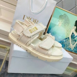 dior夏季经典爆款Dioract拖鞋 凉鞋 该款凉鞋展示时尚廓形，采用科技面料精心制作，从 Dior 档案汲取灵感，致敬 Dior 具有历史意义的蒙田大道地址