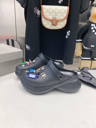 Balenciaga X Crocs 联名洞洞鞋 巴黎世家Balenciaga X Crocs春夏最新情侣款洞洞鞋 25春季新款黑马单品,海内外时尚博主纷纷上脚
