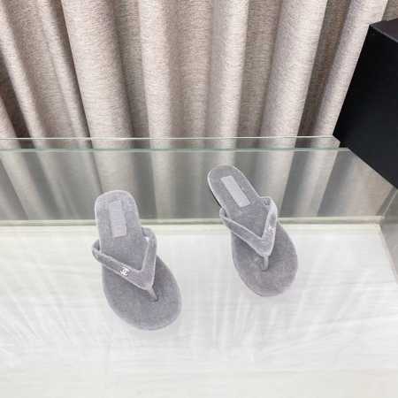 300 25春夏季新款Chane*小香双C标志夹脚人字拖鞋 人字拖孩就是夏天的标配！简单的人字拖居然能做到这么好看，香奶奶果然不一般。上脚给到你慵懒又富贵的感觉 - 点击图像关闭