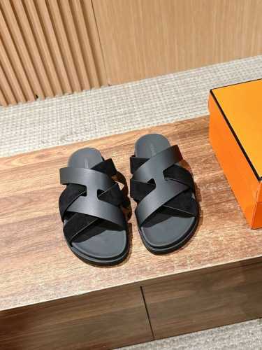 男码+10 #爱马仕情侣夏季凉鞋 老舅鞋 二舅鞋 配色萌到爆 巨难买 脚感巨舒服的 不管搭裙子 裤子 还是袜子 还是休闲裤都巨巨好看 老舅鞋这个风又要引领时尚界