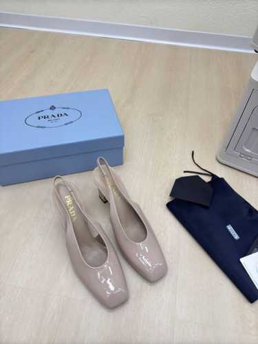 经典后空系列 Prada 简约设计 搭配三角标 Logo 的设计和简约的线条 很有格调 简单纯粹得色调 原版开模 舒适炸街 杏色 小牛漆皮Logo 擦色工艺 引