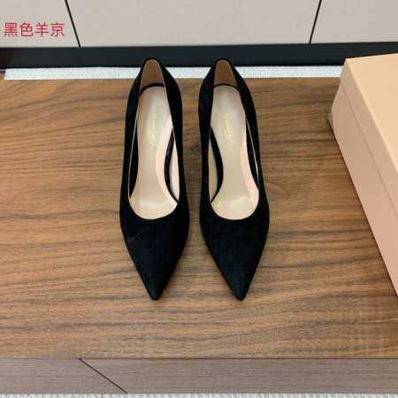 Gianvit* Ross* 深口单鞋。这款鞋一看都觉得女人味十足。喜欢细高跟的宝贝们有福利了。完美驾驭永不过时的款。 材质：1进口羊猄2开边珠。羊皮内里及垫脚 - 点击图像关闭