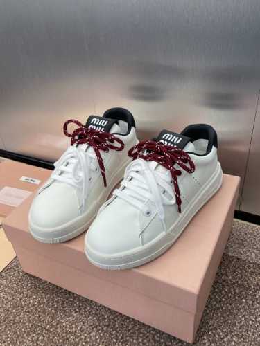 工厂价 Miumiu 2025春夏高定系列走秀新款果冻色系带休闲运动小白鞋 缪缪明星同款字母logo圆头拼色滑板女鞋材质:鞋面进口小牛皮+水染羊皮内里+原版开模