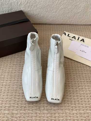 ALAlA25 Fw新款阿莱亚法式方头 芭蕾舞短靴具有柔美浪漫气息的方头单鞋，传统的芭蕾风格具有了更多施展的可能性，也更能与当代时尚结合。女性气质十足的芭蕾元素