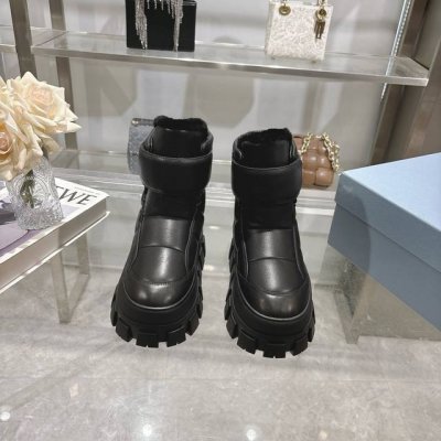 Prada 普拉达 24 最新厚底雪地靴 别致的柔软牛皮面，纯羊毛里，独特的设计的风格，为此款复古风雪地靴注入心裁别出的设计巧思 4.5厘米橡胶鞋底 涂珐琅金属