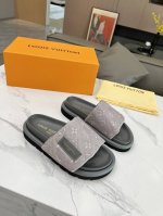 louis Vuitton路易威登春夏新款拖鞋火爆上市 1:1高级定制 秒杀一切仿品 原版开模Logo装饰 既时尚又美观 面料:进口压花牛皮 内里羊皮 精美原版