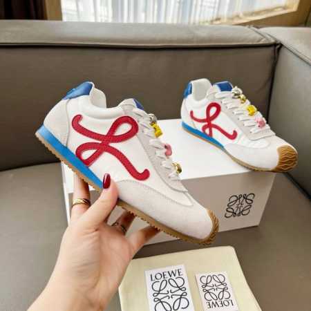 扣子款 2025罗意威Ballet Runner 2.0爆款休闲鞋来袭，拼色小清新设计，适合更种各类百搭服饰，給人耳目一新的感觉。进口头层牛皮注塑Logo工艺， - 点击图像关闭