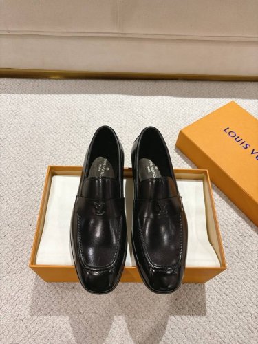 lv Glove热卖款男士精品乐福鞋！精选进口牛皮革将工致元素与摩登魅力融合，韧性强耐折不易变形，经久耐穿！进口水染牛皮内里，以方头构型彰显经典格调。饰带烫印的