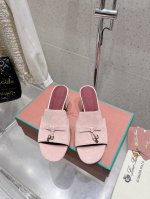 Loro Piana 25春夏Lp顶级版本英伦宝石吊坠夹脚平底拖鞋凉鞋 原来这就是传说走两万步都不会累脚的夹脚凉鞋把颜值和脚感都拿捏住了，上脚一走就会被彻底沦陷