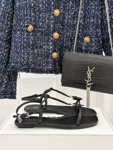 厂价 Prada 普拉达25Wf春夏新品 一字带平底凉鞋 简约即时髦 松弛的高级感 感受夏日感高级穿搭~ 面料采用原版定制皮料 内里垫脚均为混种羊皮 意大利进口